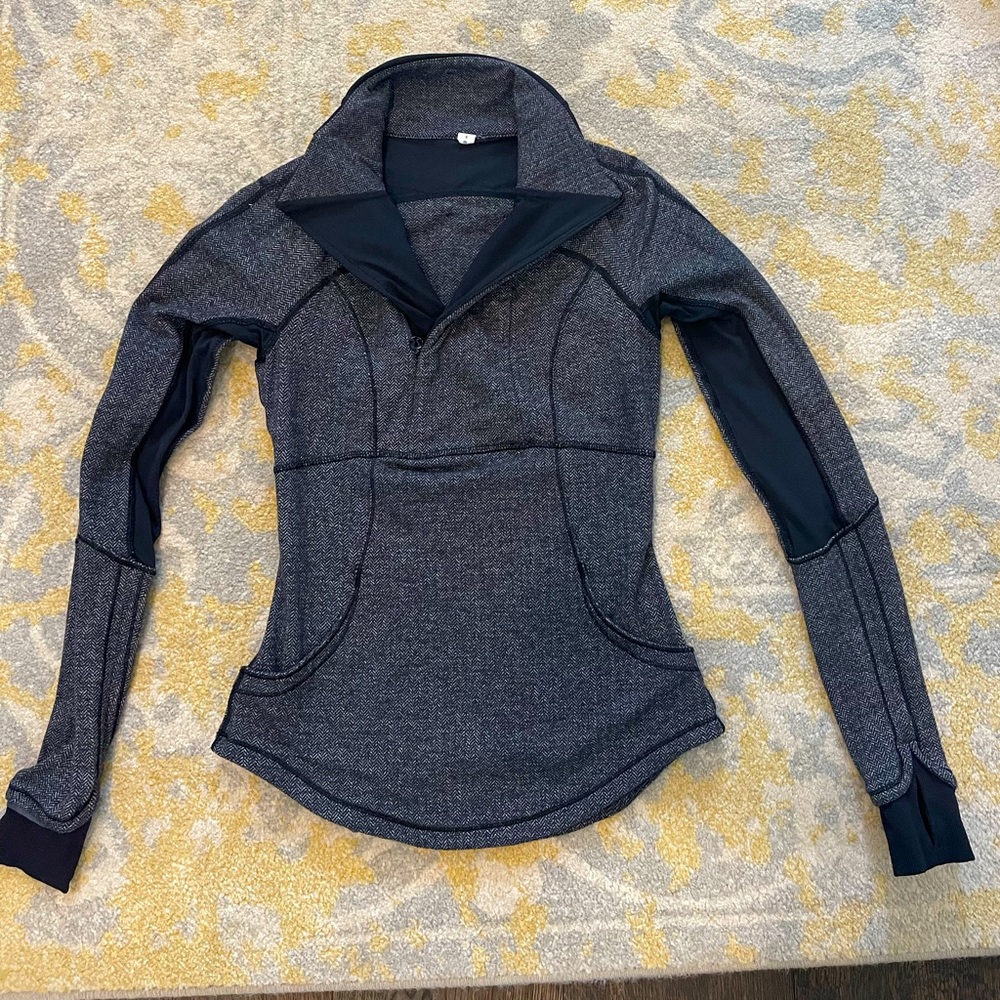 LILULEMON Women’s 1/2 pullover jacket. Gray. Size 4